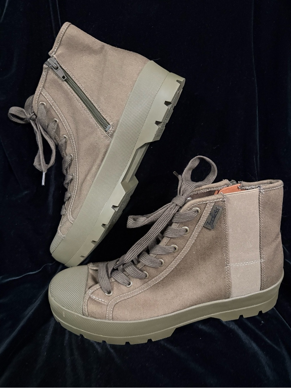 Women’s Sz 9 Zodiac “Logan” Canvas Lug Sole Lace Up Sneaker Boot Dark Olive